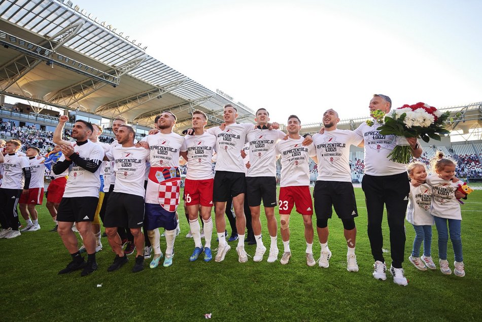 kibice i piłkarze świętują sukces