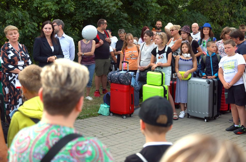 Rodzice żegnają dzieci przed wyjazdem na kolonie miejskie w Łodzi