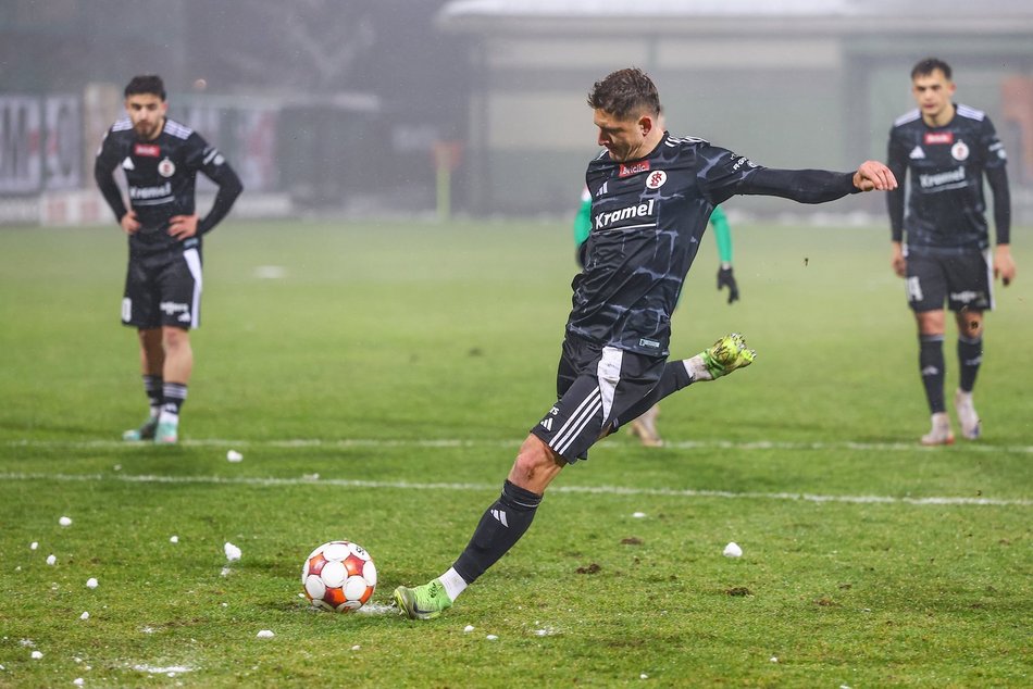 Łódź. Fabian Piasecki strzela karnego ŁKS Łódź