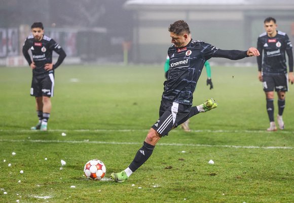 Łódź. Fabian Piasecki strzela karnego ŁKS Łódź
