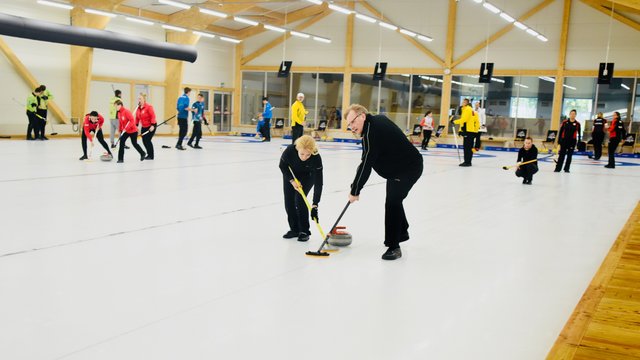 Curling w Łodzi coraz bardziej popularny. Zajęcia dla amatorów i zawody rangi mistrzowskiej [ZDJĘCIA]