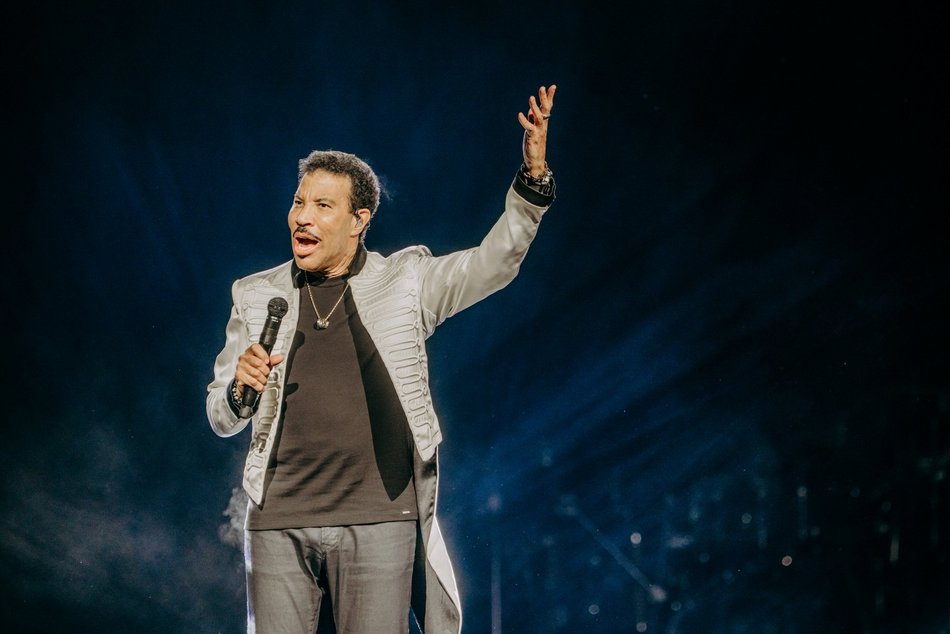 Łódź. Lionel Richie w Łodzi. Ponadczasowe hity porwały publiczność w Atlas Arenie