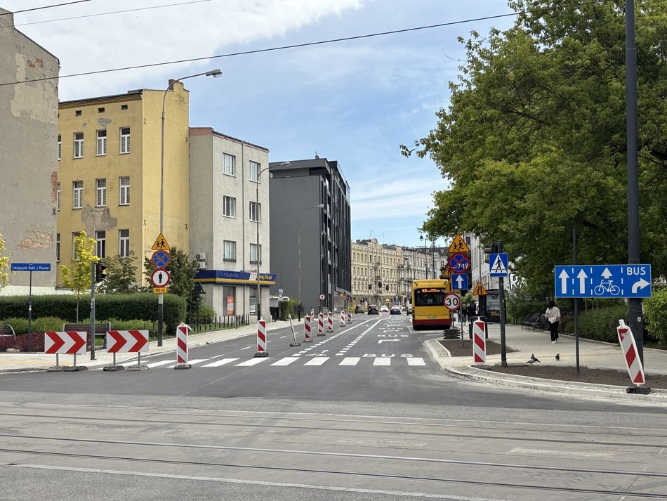 Łódź. Koniec remontu Skłodowskiej-Curie w Łodzi. Nowa jezdnia, chodniki, przystanki i zieleń