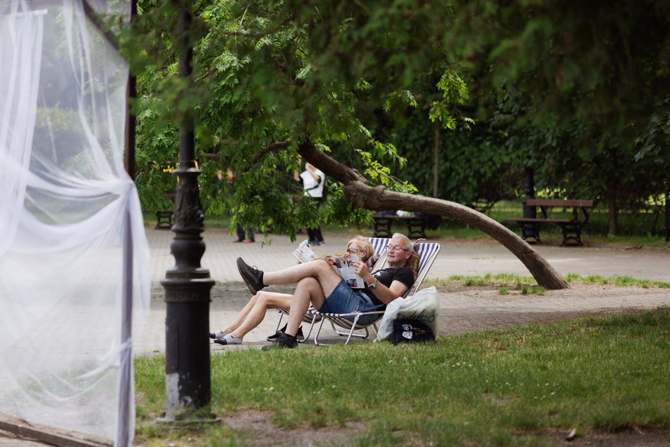 Łódź. Spacerowicze na Księżym Młynie i w Parku Źródliska w Łodzi. Recepta na udany weekend