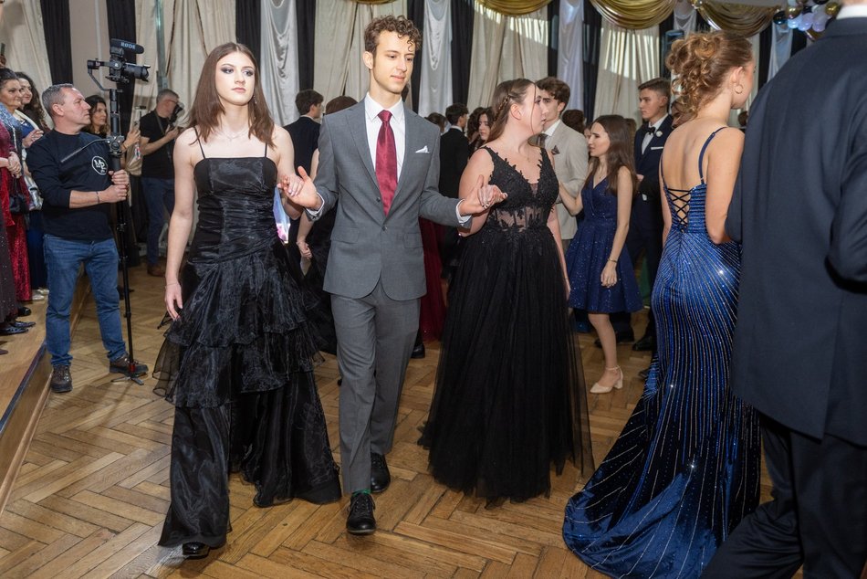 Łódź. Studniówka XXVI LO w Łodzi. Ależ oni zatańczyli... i jak pięknie wyglądali!