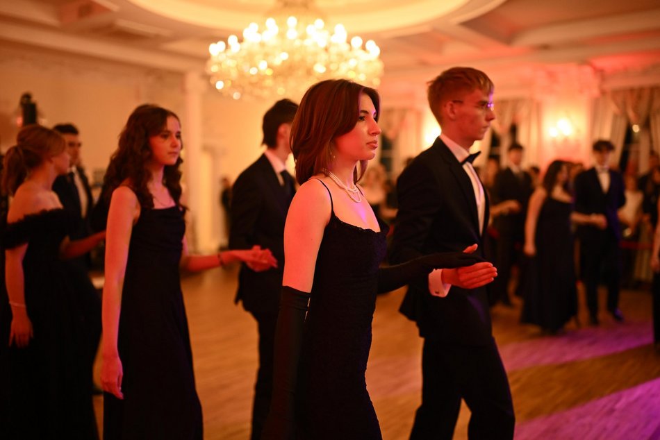 Studniówka III LO w Łodzi. Szyk i elegancja w Białym Pałacu