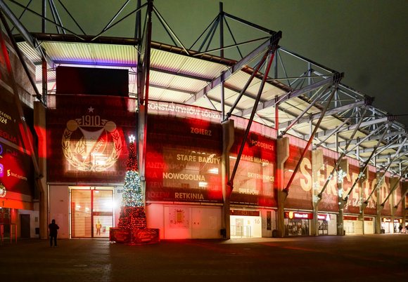 Łódź. Jarmark mikołajkowy przy stadionie Widzewa
