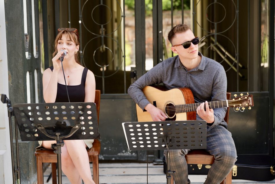 Łódź. Włókiennicza Unplugged w Łodzi. Duet „Two of As” zachwycił mieszkańców ulicy i przechodniów