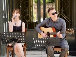 Łódź. Włókiennicza Unplugged w Łodzi. Duet „Two of As” zachwycił mieszkańców ulicy i przechodniów