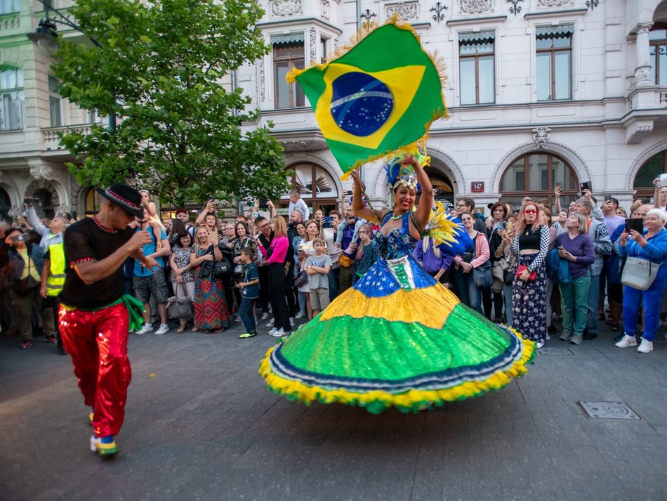 ludzie tańczący sambę na ulicy
