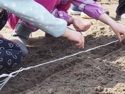 Łódź. Wiosenne prace ogrodnicze w Ogrodzie Botanicznym