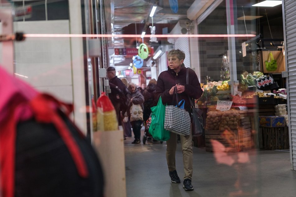 Łódź. Przedświąteczne zakupy na Rynku Bałuckim