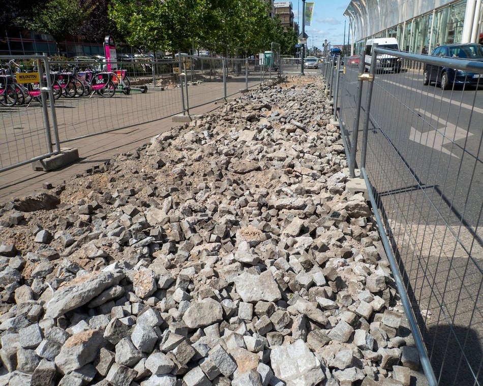 Łódź. Stajnia Jednorożców w Łodzi cała w zieleni! Zamiast betonu będą drzewa i barwne rabaty!