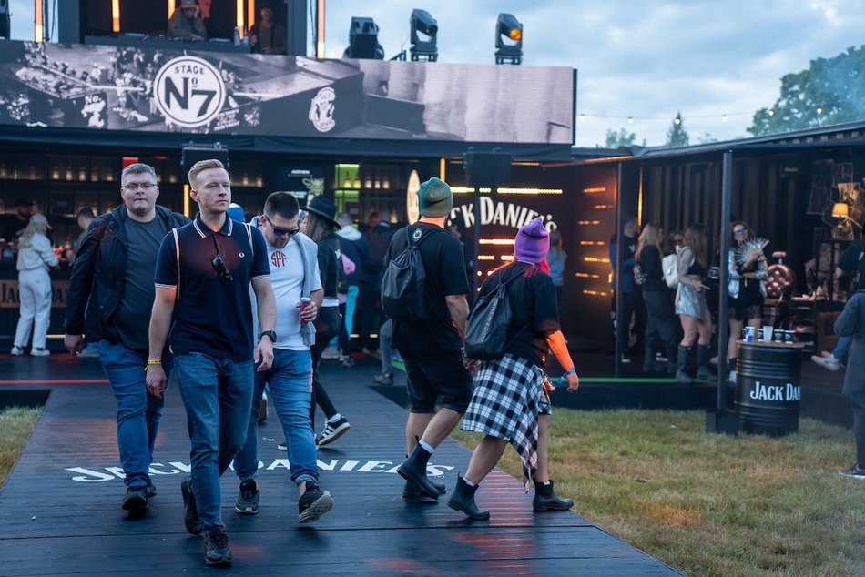 Łódź. Audioriver 2025 w Łodzi. Roztańczony tłum na pierwszym dniu festiwalu