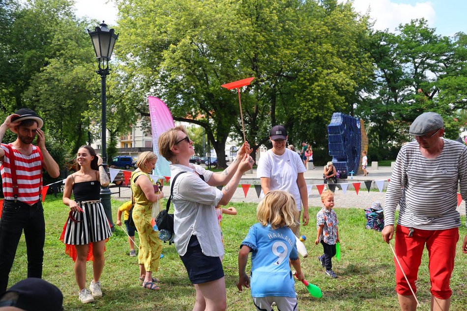 Cyrkowe warsztaty w parku Staromiejskim na 602. Urodzin Łodzi. Szczudła, sztuczki i hula hop!