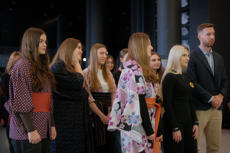 Łódź. Licealiści z Łodzi zatańczyli Belgijkę! Wielkie świętowanie Międzynarodowego Dnia Licealisty