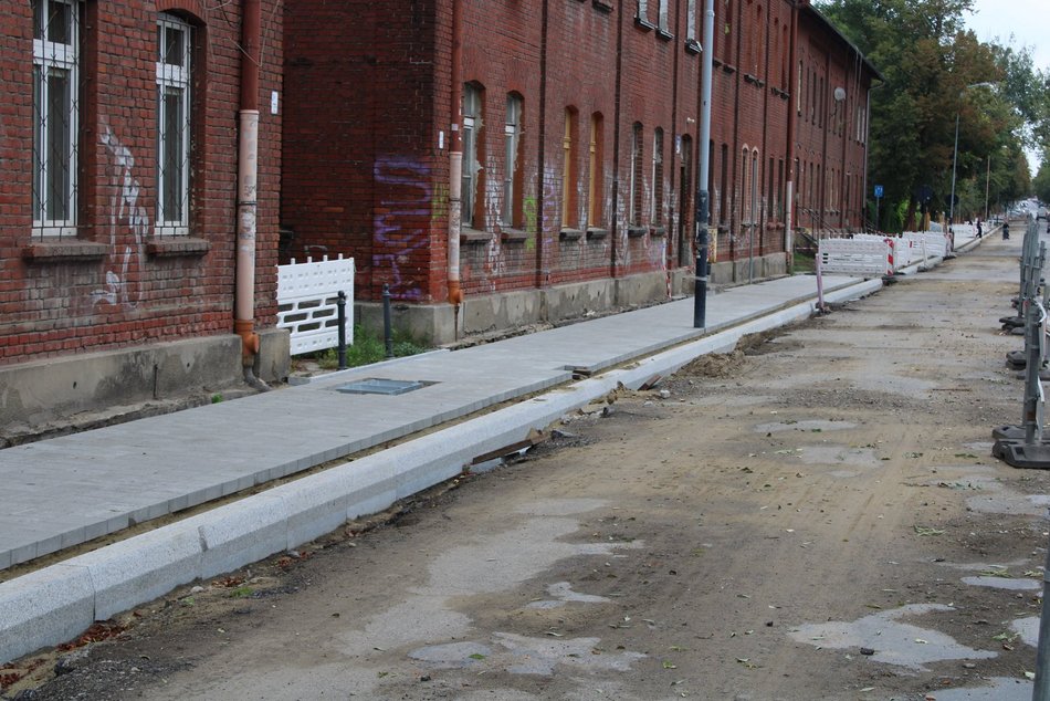 Łódź. Remont Tymienieckiego nie zwalnia tempa. Jest już nowy chodnik, będzie równa nawierzchnia