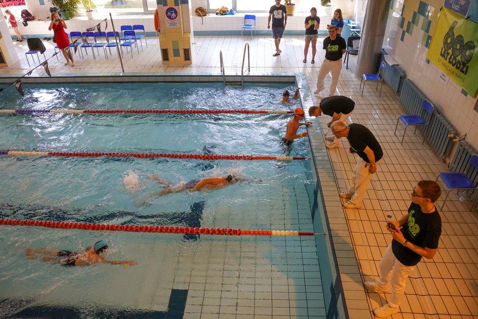 Zawody pływackie zorganizowane przez Międzyszkolny Klub Sportowy „Trójka”