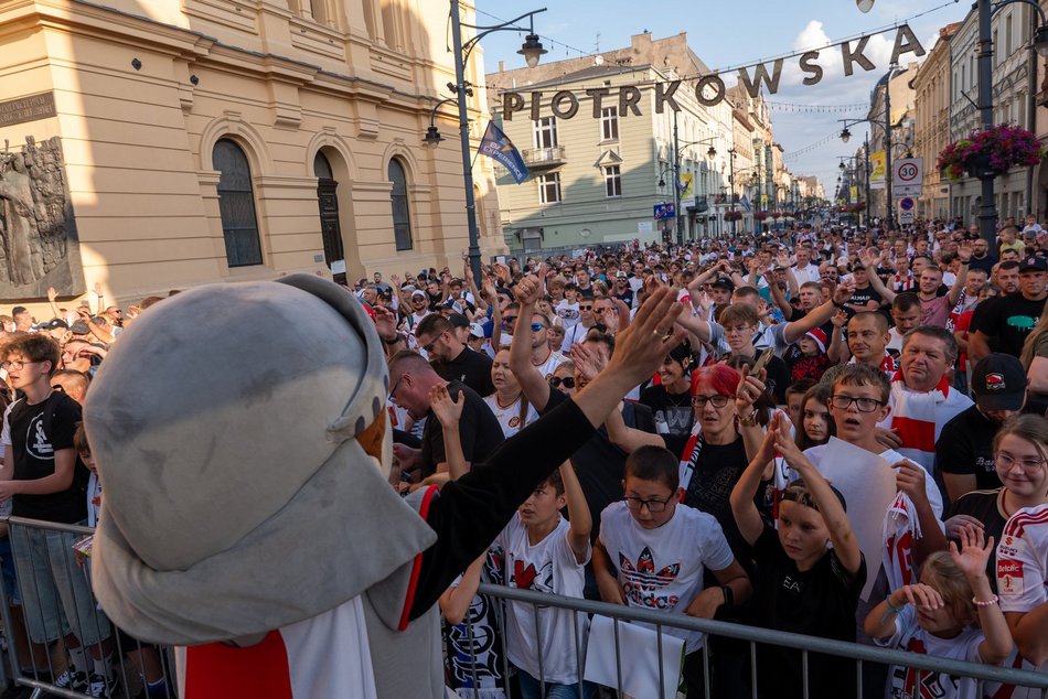 ŁKS Łódź zaprezentował skład na placu Wolności! Byłeś/aś tam? Odszukaj się w galerii