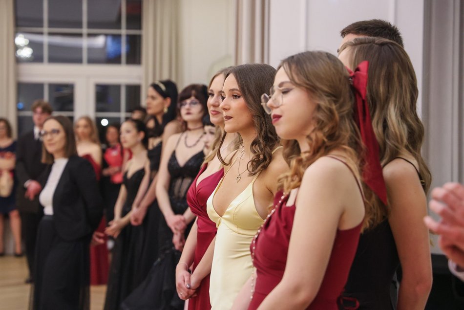 Łódź. Studniówka II LO w Łodzi. Wspaniali maturzyści świętowali w Pałacu Skotniki