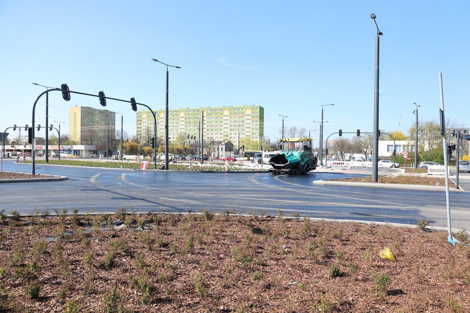 Łódź. Leją asfalt na Rondzie Broniewskiego w Łodzi! Remont Śmigłego-Rydza i Niższej zbliża się do końca!