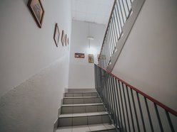 Łódź. Metamorfoza DPS przy Sierakowskiego w Łodzi. Odnowiony hol, klatka schodowa i odświeżone ściany