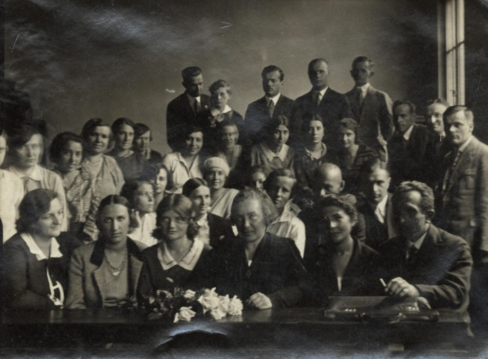 Łódź. Helena Radlińska (pierwszy rząd przy stole, czwarta od lewej strony) w gronie studentek i studentów Wolnej Wszechnicy Polskiej, 1931 r. (ze zbiorów Biblioteki Narodowej)