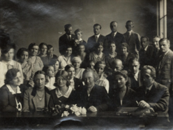 Łódź. Helena Radlińska (pierwszy rząd przy stole, czwarta od lewej strony) w gronie studentek i studentów Wolnej Wszechnicy Polskiej, 1931 r. (ze zbiorów Biblioteki Narodowej)