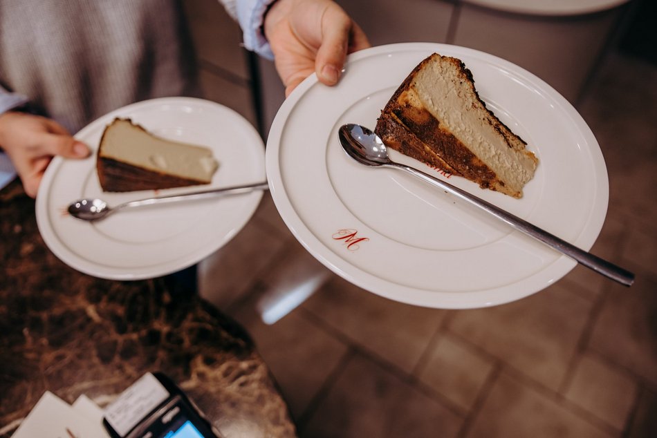 Nowa kawiarnia w Łodzi. Mama sernik i kruszonka to królestwo serników baskijskich