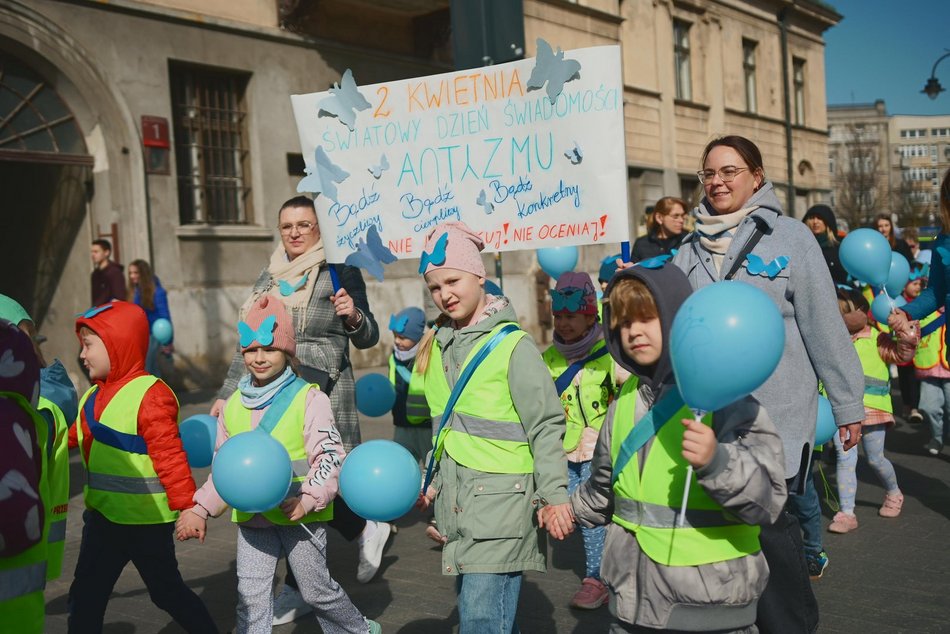 Łódź. Światowy Dzień Autyzmu. Przedszkolaki przemaszerowały Piotrkowską!