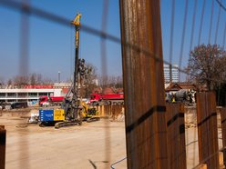 Łódź. Nowe mieszkania miejskie przy Pabianickiej w Łodzi. Palownica wjechała na plac budowy!