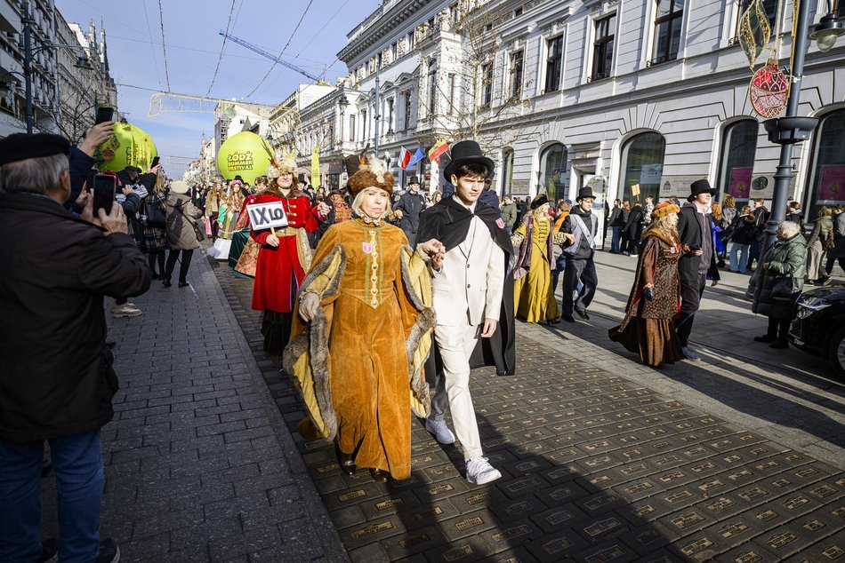 Łódź. Polonez dla Łodzi. Tłumy maturzystów zatańczyły na Piotrkowskiej. Razem z nimi łodzianie!
