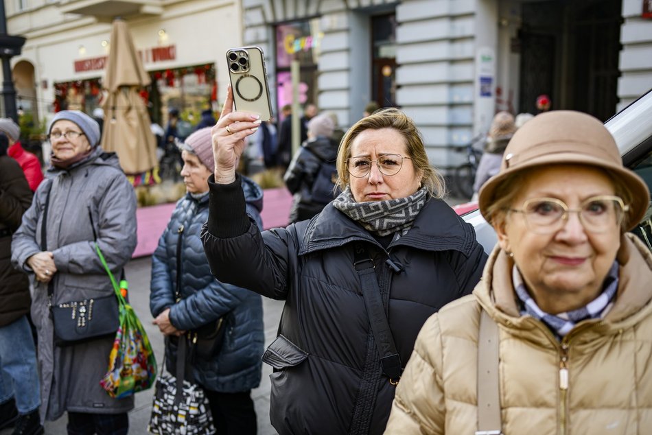 Łódź. Polonez dla Łodzi. Tłumy maturzystów zatańczyły na Piotrkowskiej. Razem z nimi łodzianie!