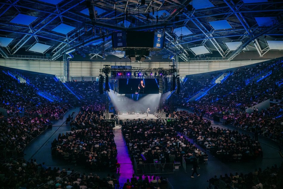 Rafał Pacześ wystąpił w Atlas Arenie. Salwy śmiechu wywołał program „Prokura Tour’a”