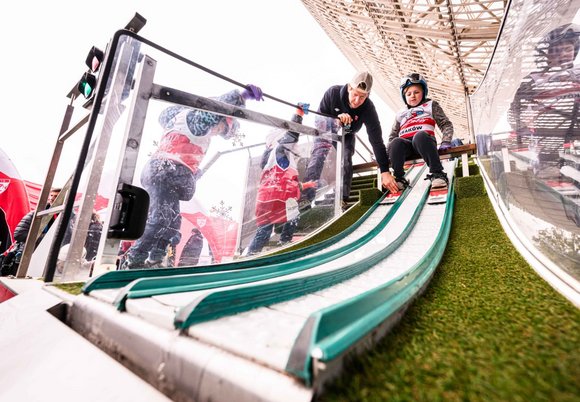 Łódź. Skoki narciarskie w Manufakturze w Łodzi. Czegoś takiego jeszcze nie było!