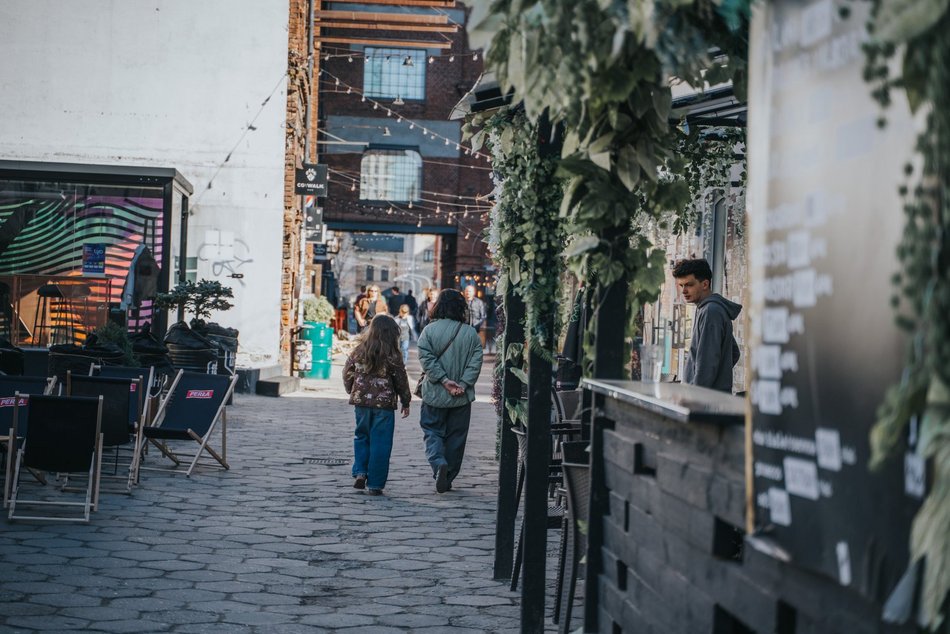 Łódź. Łódź nie tęskni za zimą! Tłumy Łodzian spacerowały po Piotrkowskiej i Parku Staromiejskim