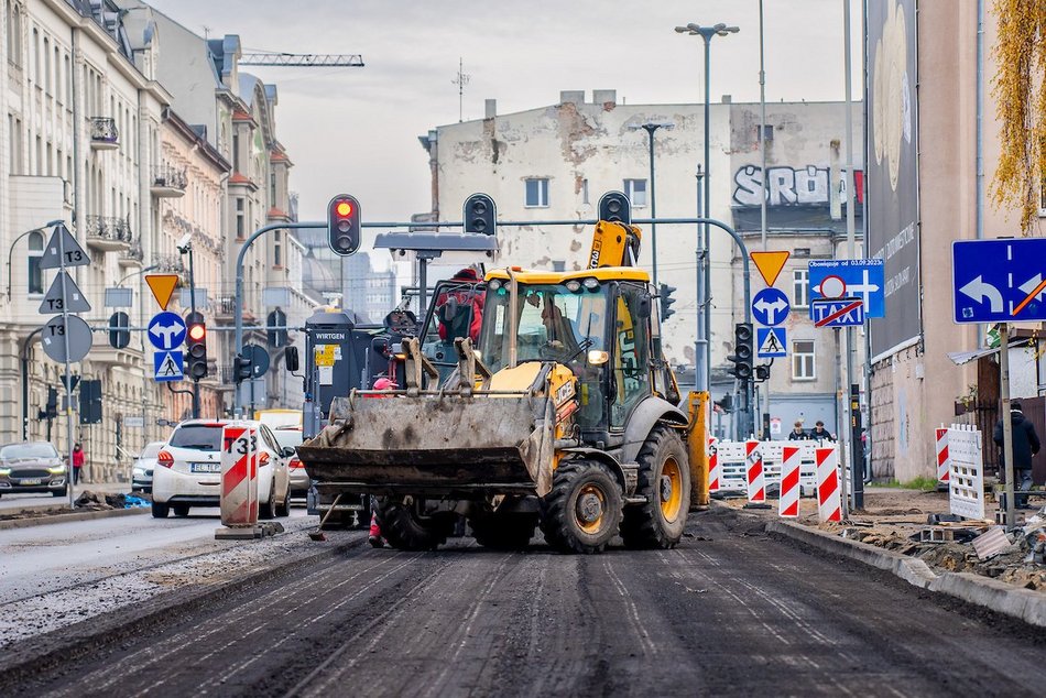 Łódź. Remont Struga w Łodzi postępuje. Część nowej jezdni już ułożona