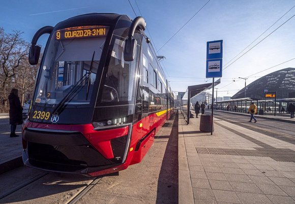 Tramwaj MPK Łódź stojący na przystanku