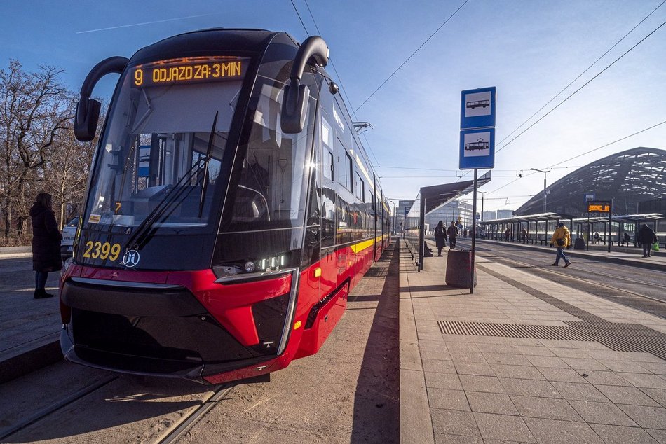 Tramwaj MPK Łódź stojący na przystanku