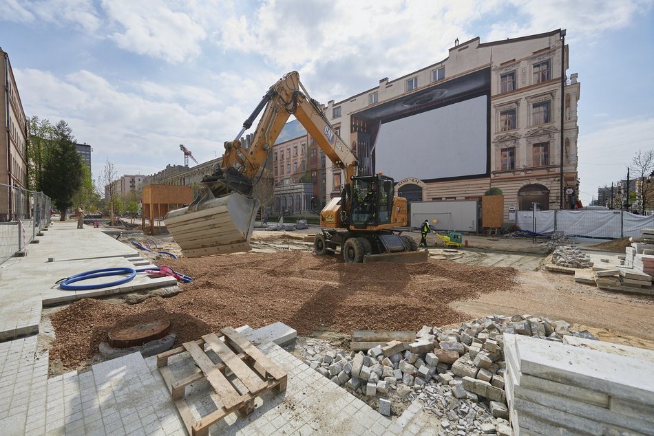Pasaż Schillera w remoncie. Pierwsze drzewa już zasadzone! [ZDJĘCIA]