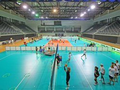 dzieci trenujące siatkówkę