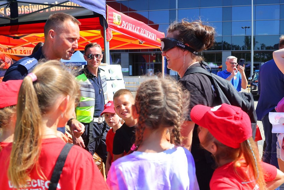 Piknik rodzinny "Bezpieczne wakacje z mundurem" pod Atlas Areną