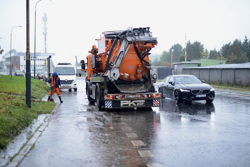 Pracownicy ZWiK pracują przy usuwaniu rozlewisk