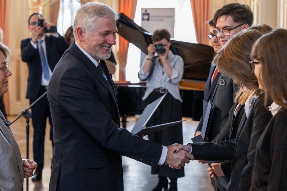 Łódź. Stypendia dla wybitnych uczniów z Łodzi i regionu przyznane. Nagrodzeni także nauczyciele