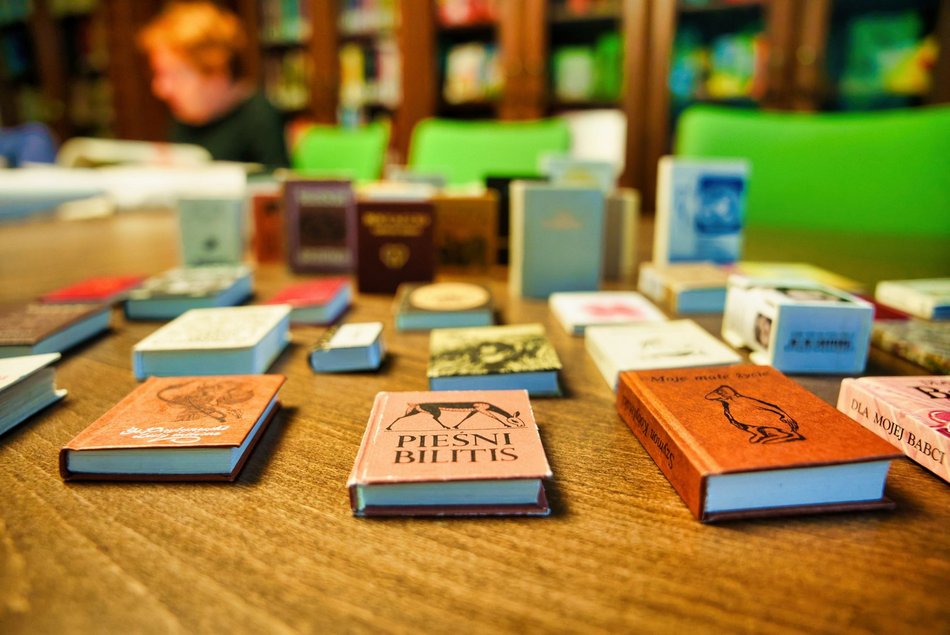 Łódź. Wielkie dzieła w wersji mini. Najmniejsze książki świata w Bibliotece im. Piłsudskiego w Łodzi