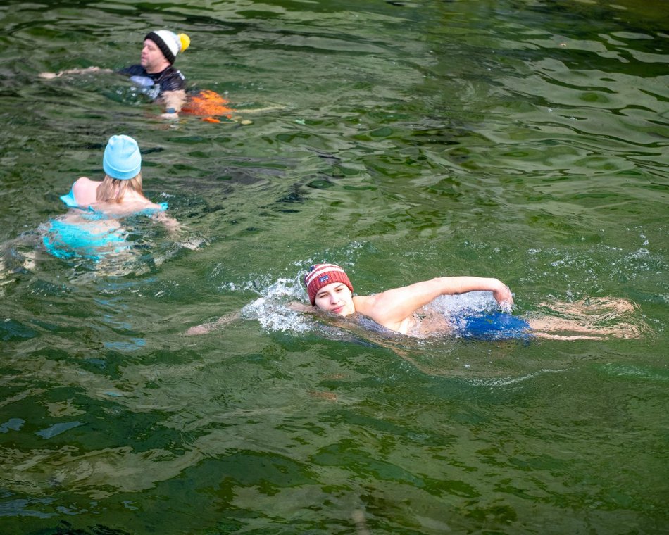 Łódź. Morsowanie w basenie dla słoni