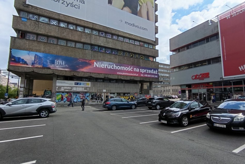 Łódź. Kultowy budynek przy Piotrkowskiej na sprzedaż! Ten 45 metrowy gigant może być twój!