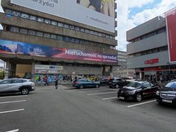 Łódź. Kultowy budynek przy Piotrkowskiej na sprzedaż! Ten 45 metrowy gigant może być twój!