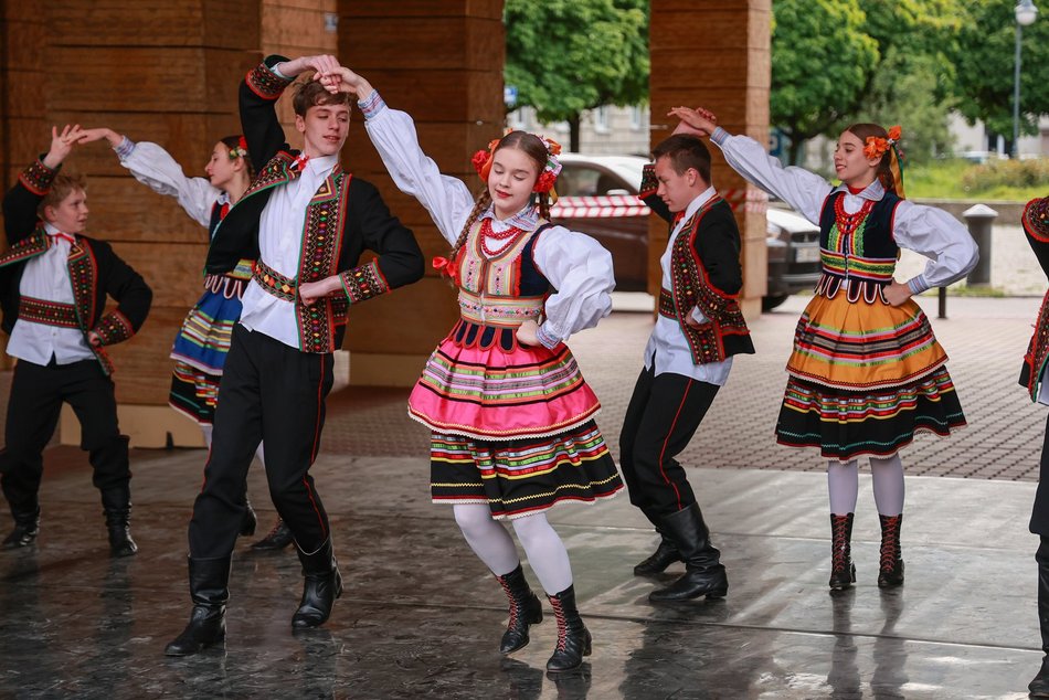 Łódź. Łodzianie uczcili je tańcem przy pomniku pisarza