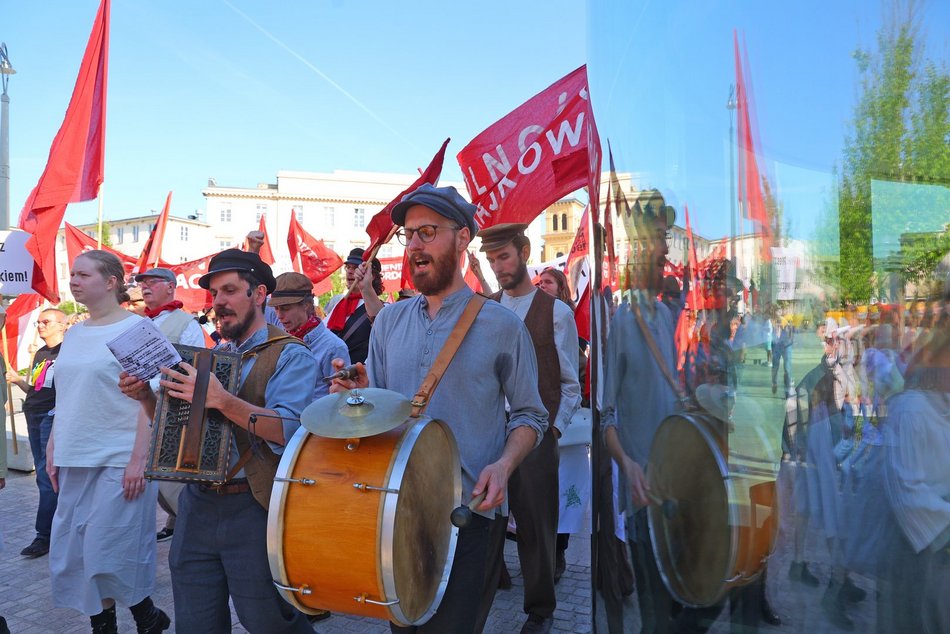 Marsz robotników podczas festiwalu REwolucja w Łodzi. Inscenizacja aktorów Teatru Chorea